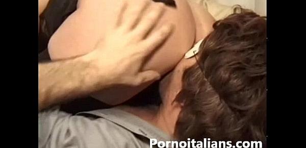  Donna matura italiana porcellona succhia cazzo al marito